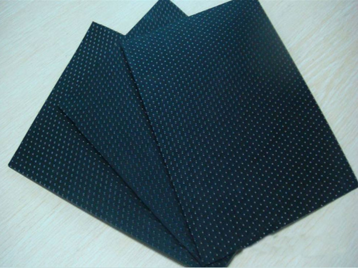 如何根據(jù)不同渠段的地質(zhì)情況和抗沖刷的要求選擇土工防滲膜？